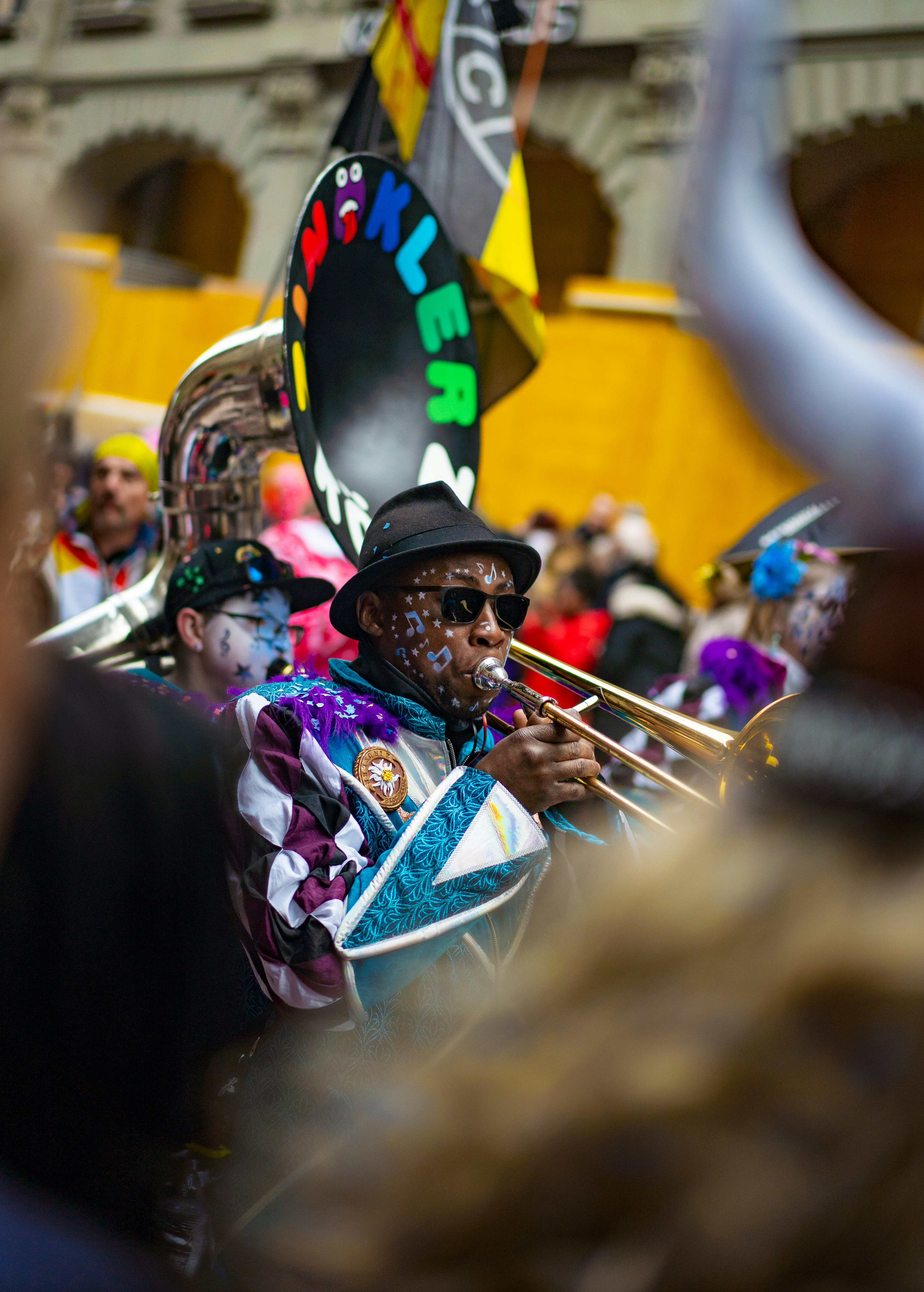 Trombonista de fanfarra em apresentação de rua